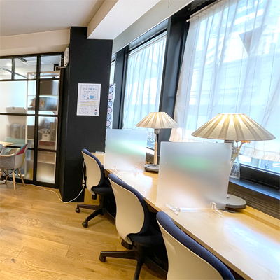 オープンエリア窓際席